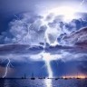 Молния освещает дождевые облака. Декабрь. Корио бэй Corio Bay Австралия.